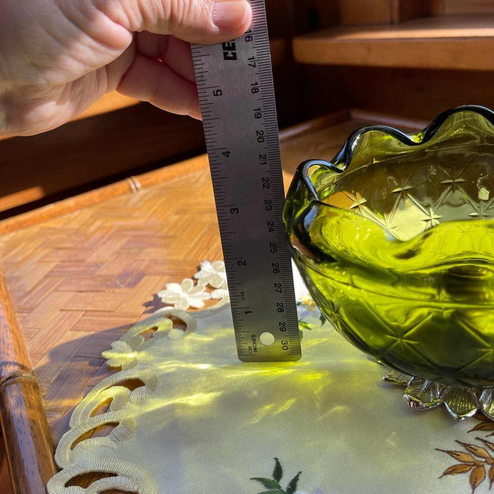 Avocado green bowl w/brass base, pineapple motif 1970s vintage - Picture 7 of 10